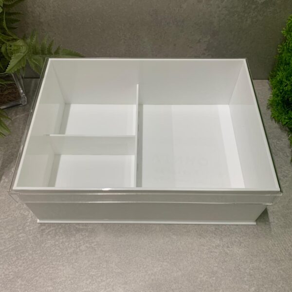 Caixa em acrílico branco com divisórias e tampa em acrílico cristal.