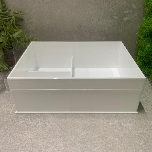 Caixa em acrílico branco com divisórias e tampa em acrílico cristal. - Imagem 2