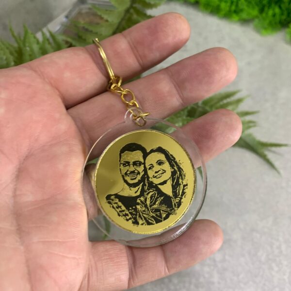 Chaveiro em acrílico personalizado com foto e frase.